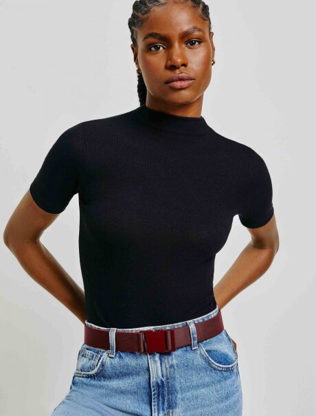 CAMISETA BÁSICA DE CUELLO ALTO NEGRO