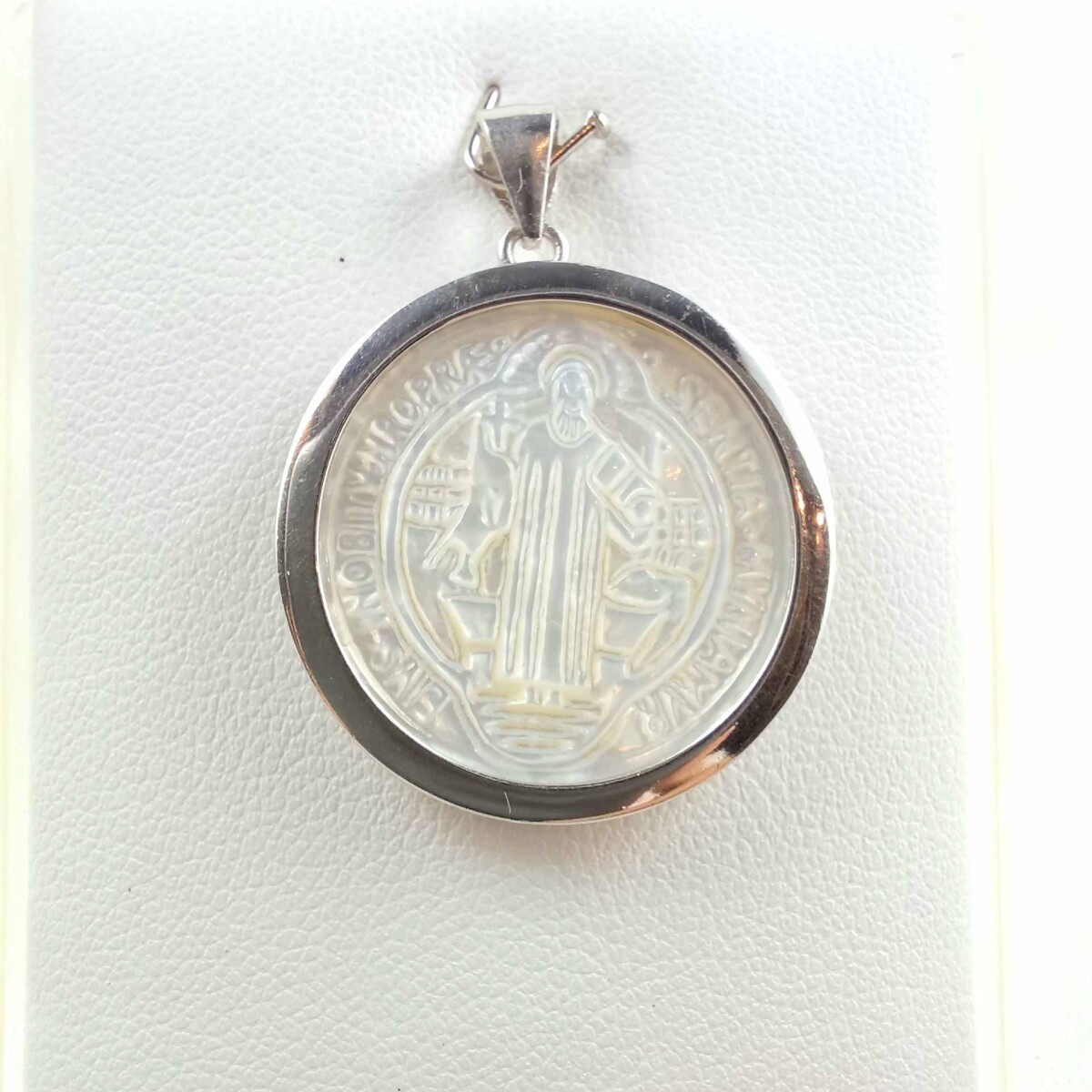 Medalla religiosa de plata 925, San Benito en nácar, diámetro 23mm. 