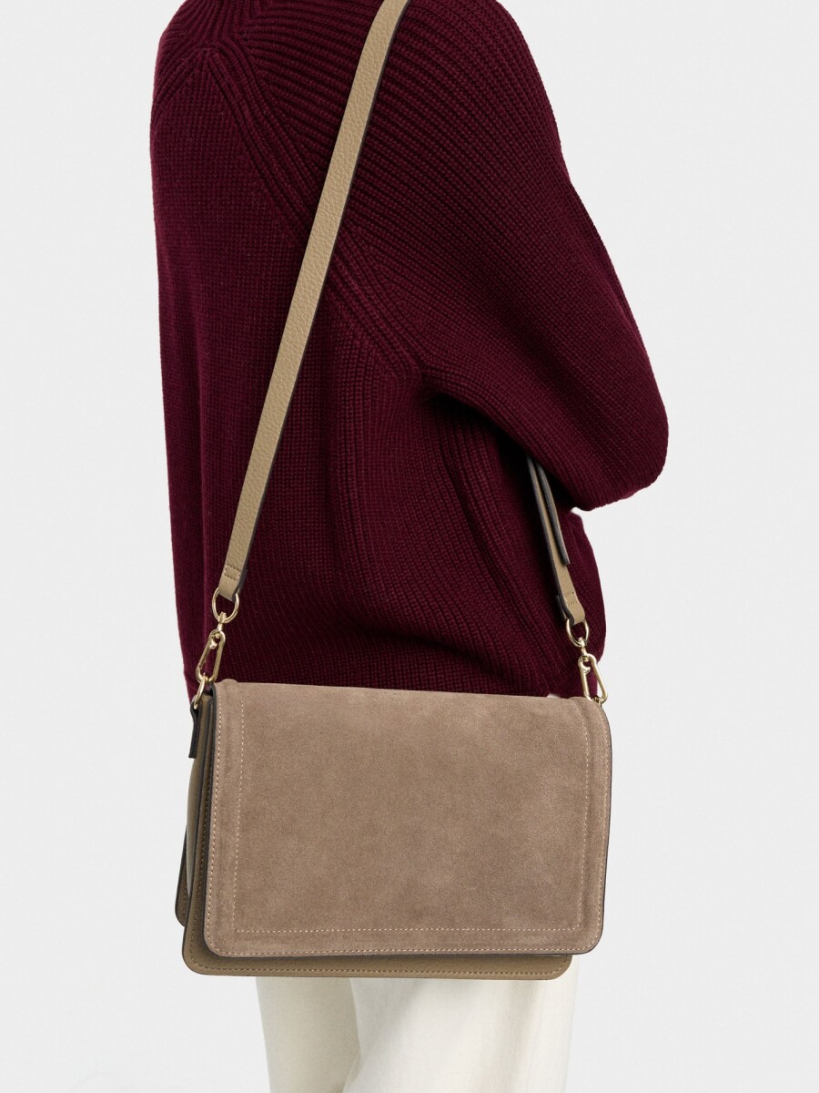Bolso Bandolera Con Solapa Y Detalles De Piel taupe