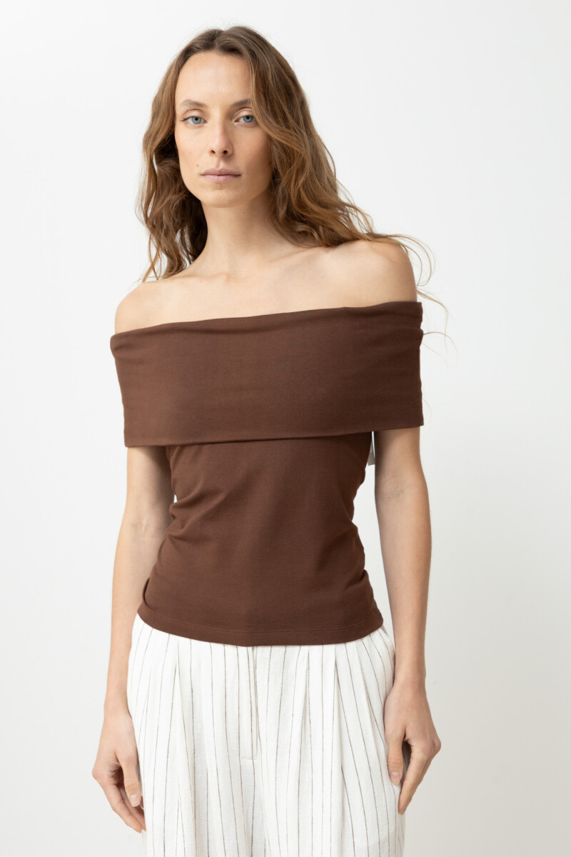 Remera escote bardot chocolate
