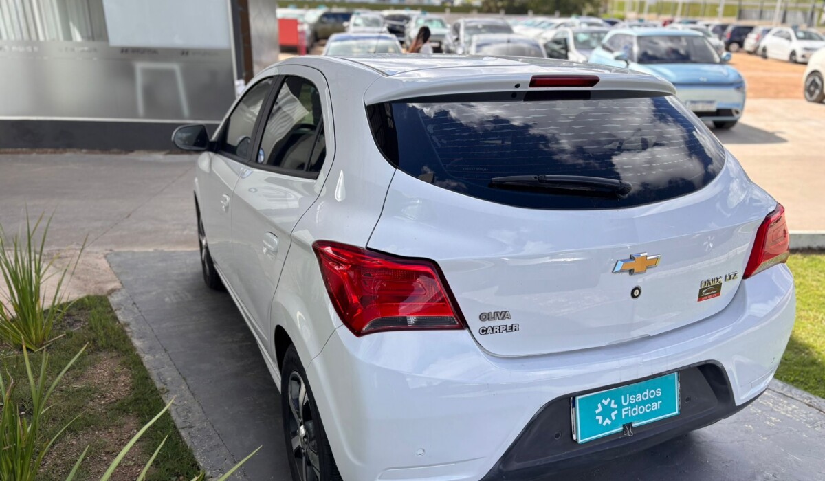 Chevrolet Onix LTZ AT - 2017 Chevrolet Onix LTZ AT - 2017