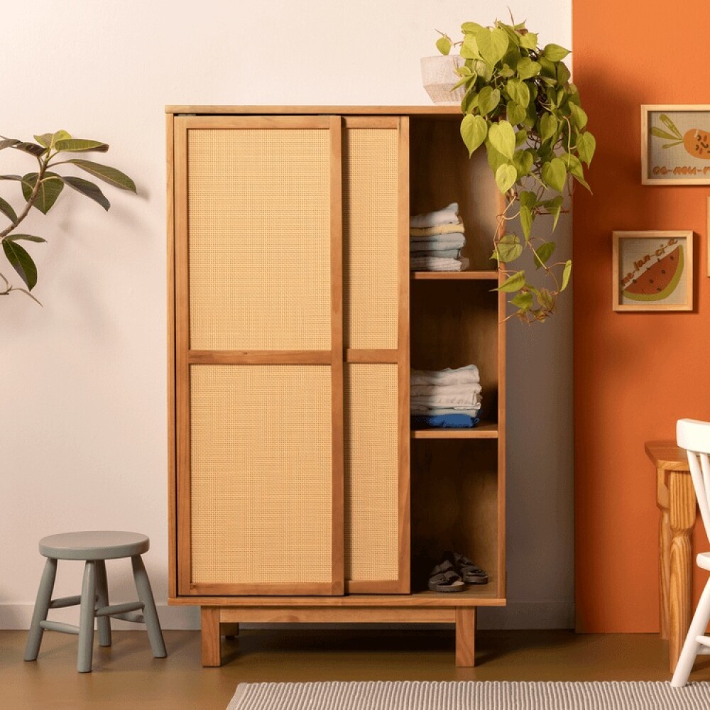 ARMARIO DE MADERA MACIZA CON 2 PUERTAS CORREDIZAS DE RATÁN Y ESTANTES ARMARIO DE MADERA MACIZA CON 2 PUERTAS CORREDIZAS DE RATÁN Y ESTANTES
