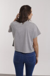 REMERA GILDA GRIS
