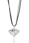 COLGANTE DE CUERO CON ALEACIÓN DE METALES BAÑADO EN PLATA DE LEY CON FORMA DE MANTARRAYA Colgante