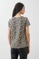 Remera escote a la base animal print tostado