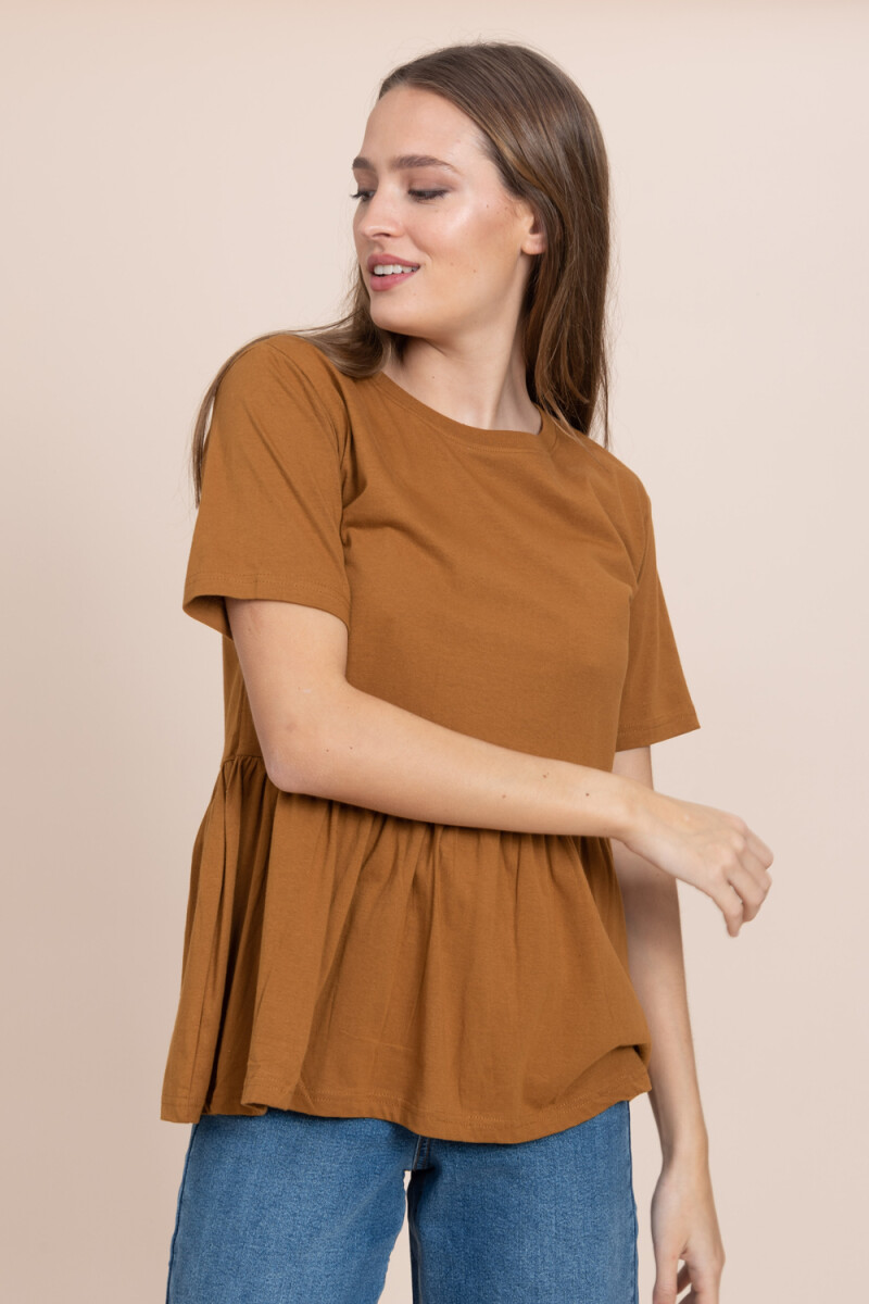 Remera con volado Ocre