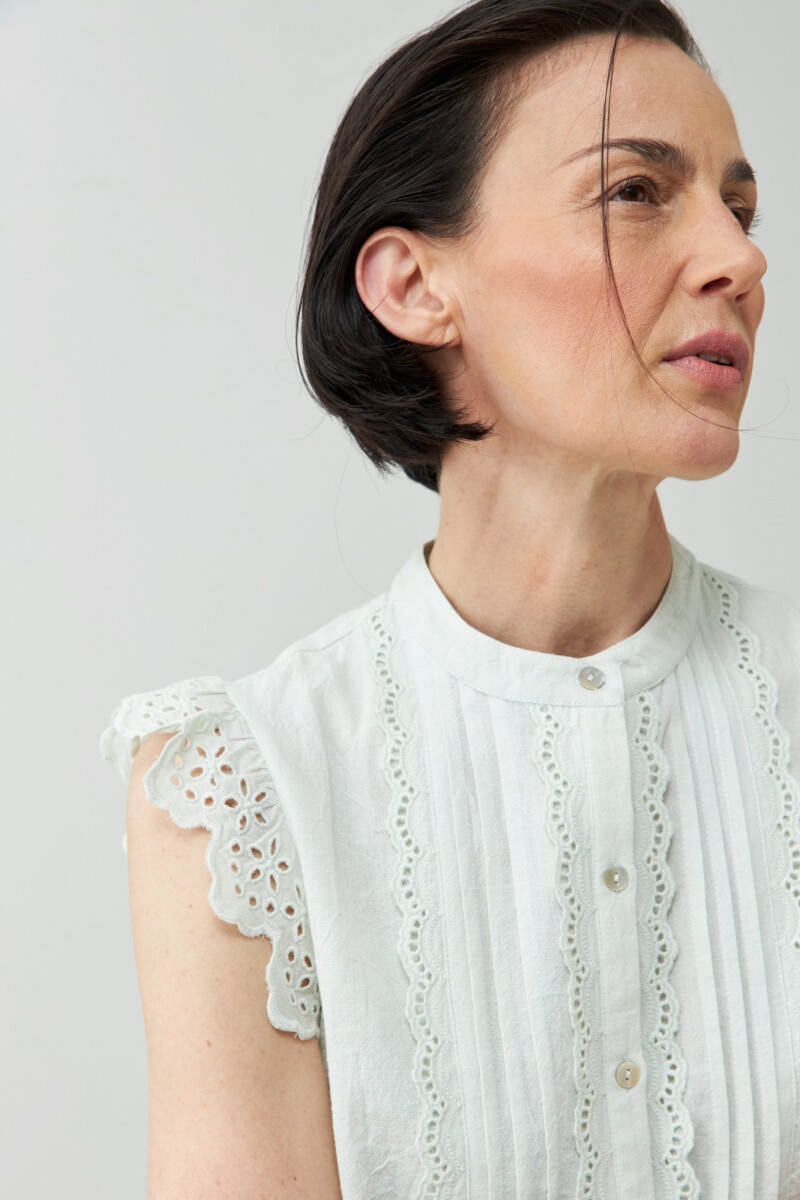 Camisa romántica sin mangas verde agua