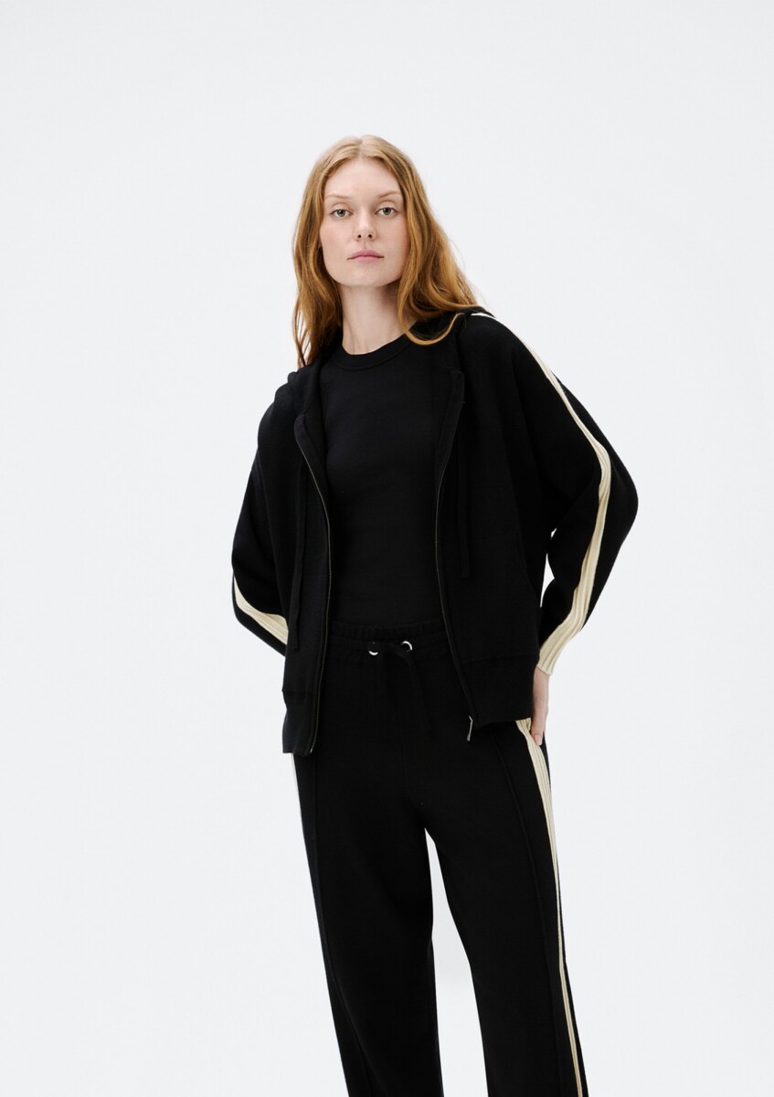 CAMPERA DE PUNTO CON CAPUCHA - NEGRO 