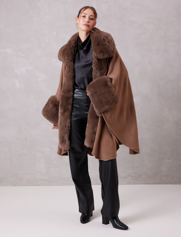 Ruana Aplique Simil Piel TOSTADO