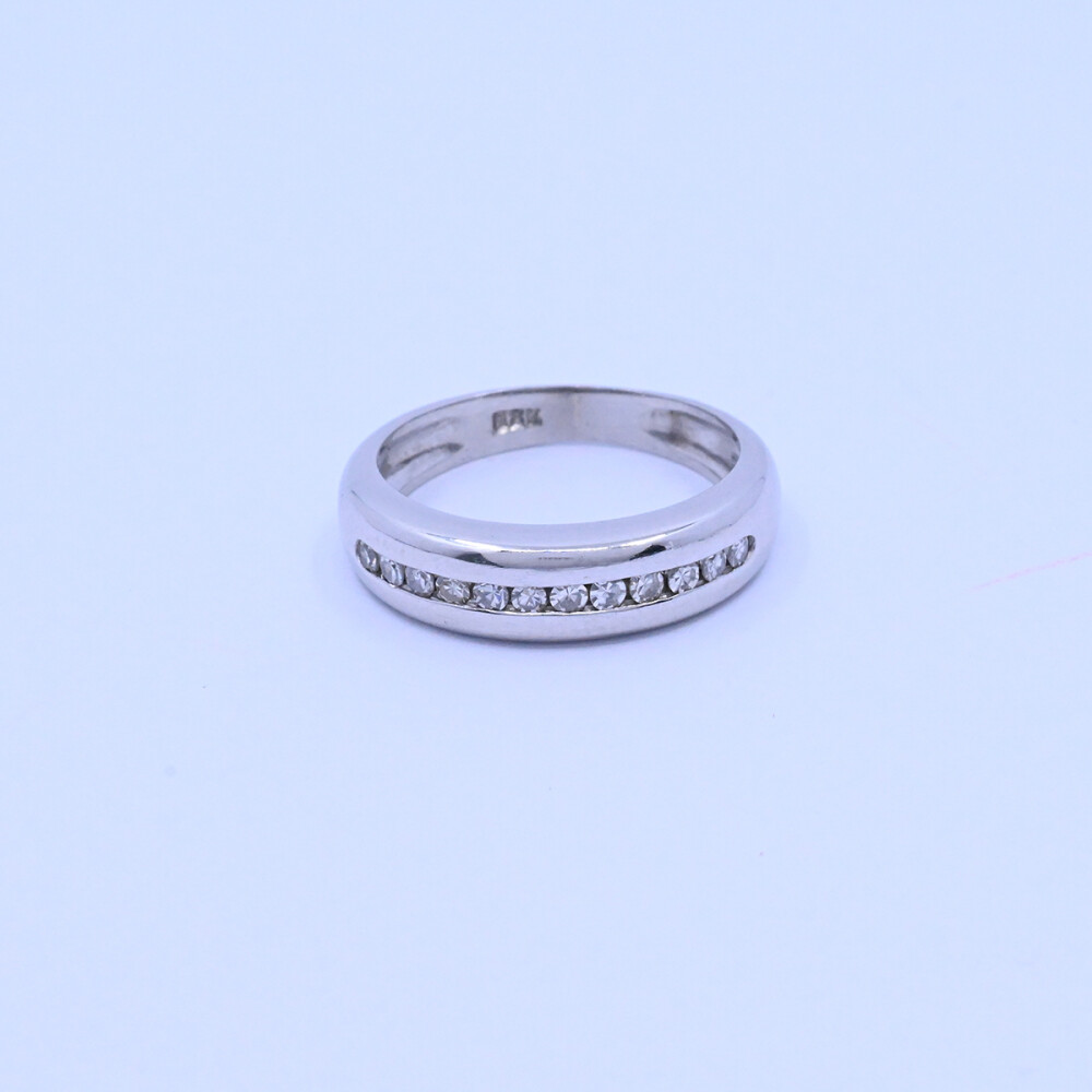 Anillo oro 18k blanco con brillantes engarce carril. Anillo oro 18k blanco con brillantes engarce carril.