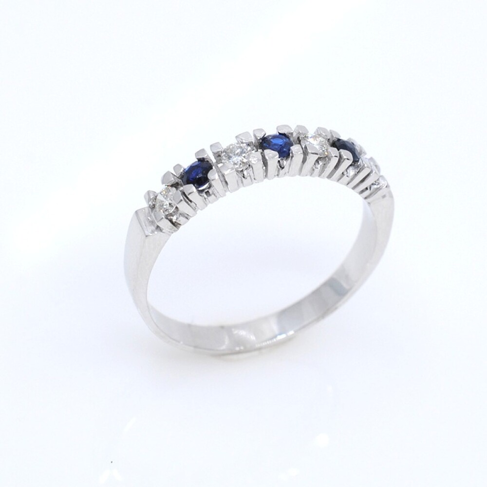 Anillo en oro 18k blanco, brillantes y zafiros. Anillo en oro 18k blanco, brillantes y zafiros.