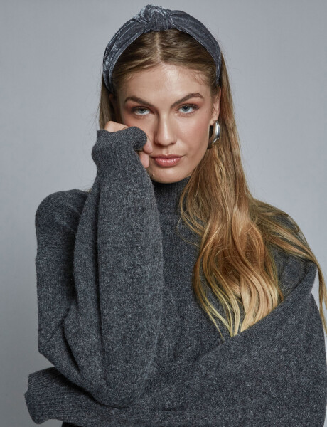 Sweater cuello alto gris