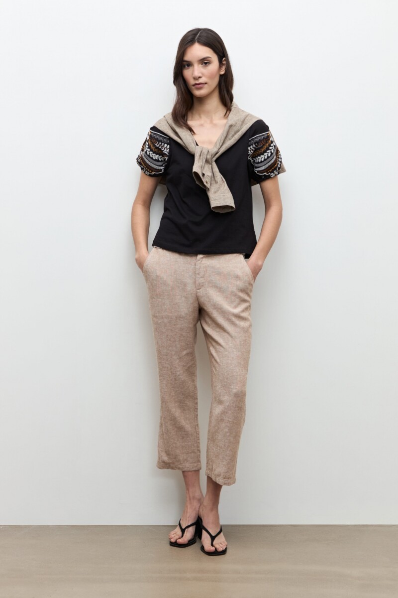 Remera mangas bordadas - negro 