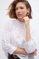 Blusa romántica con broderie blanco