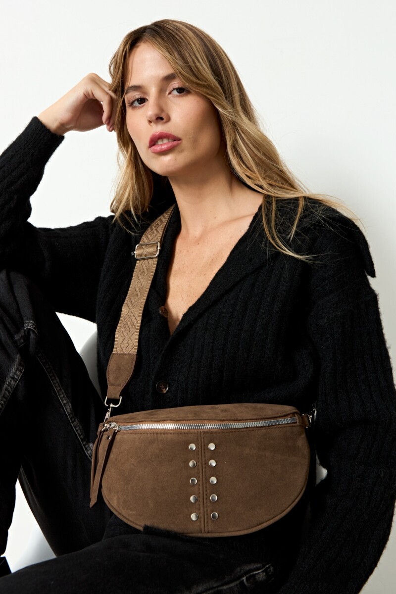 Riñonera suede con tachas - marrón 