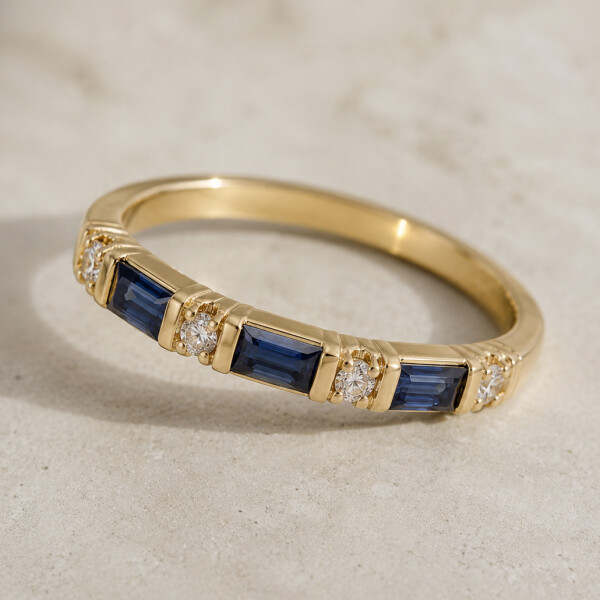 Anillo Evora de oro amarillo 18k con brillantes y zafiros Anillo Evora de oro amarillo 18k con brillantes y zafiros