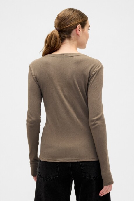 Remera Manga Larga Cuello V Mujer Plymouth Rock