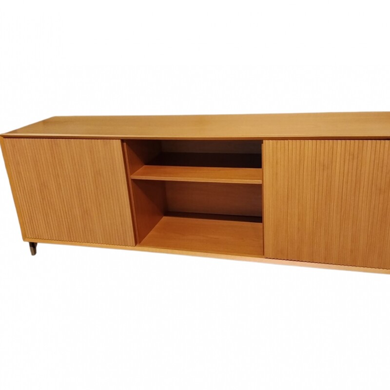 Rack madera con 2 puertas laminadas madera con listones y estante, patas metal. Rack madera con 2 puertas laminadas madera con listones y estante, patas metal.
