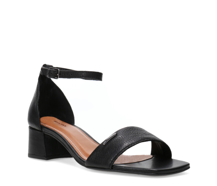 Sandalia con talon y hebilla Preto