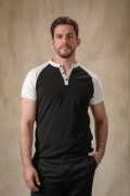 Remera con Cuello. Negro y Blanco.