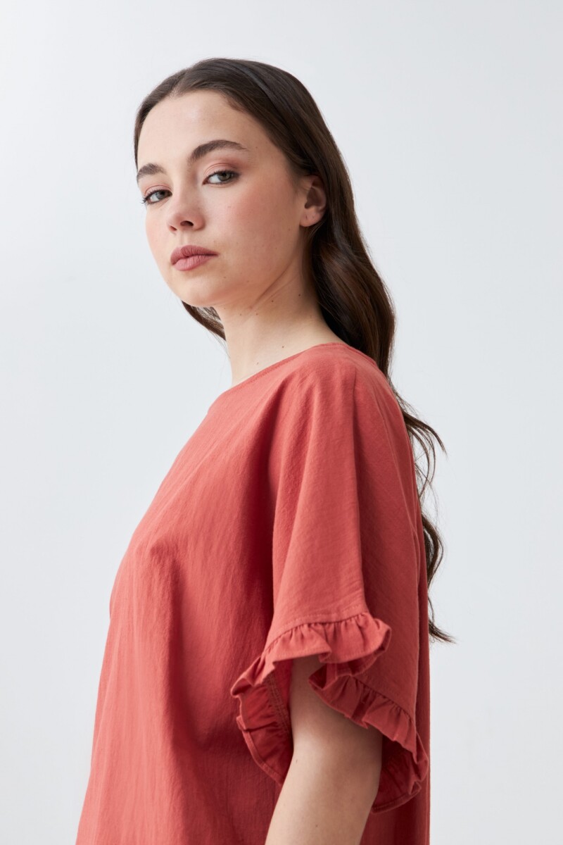 Blusa con volados lacre