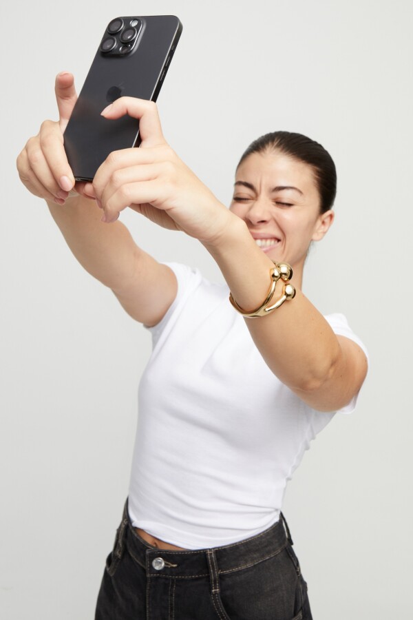 PULSERA RÍGIDA CON TRES BOLAS EN ALEACIÓN DE METALES BAÑADAS EN ORO 18K Pulsera