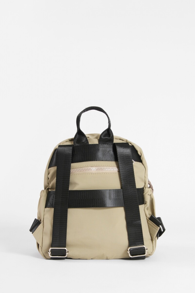 Mochila mediana cierres con strap carry topo