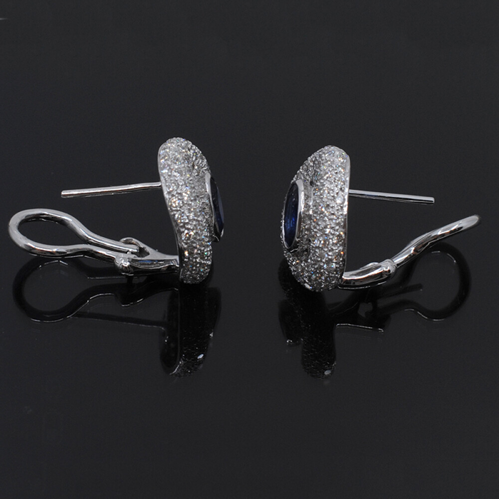 Caravanas en oro 18k blanco, brillantes y zafiro oval Caravanas en oro 18k blanco, brillantes y zafiro oval
