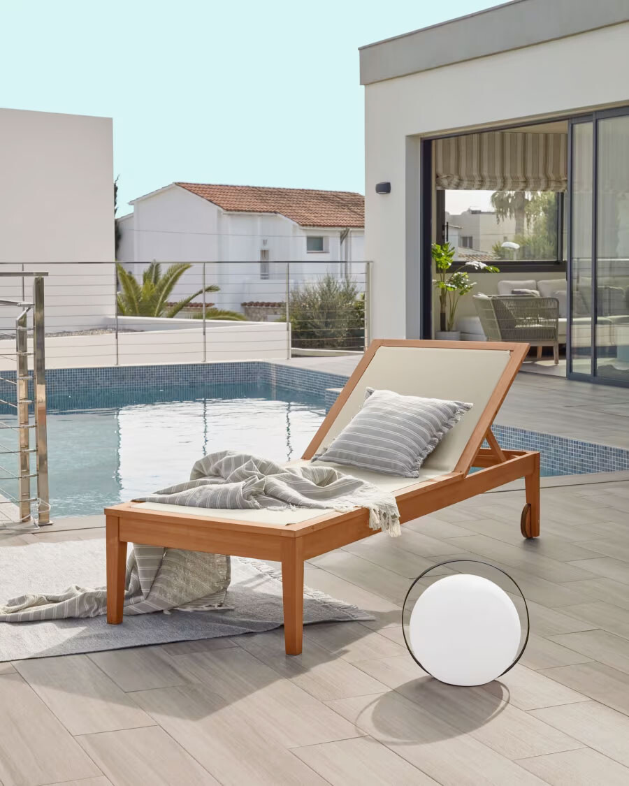 Reposera de exterior Caterin de madera maciza de eucalipto en color beige