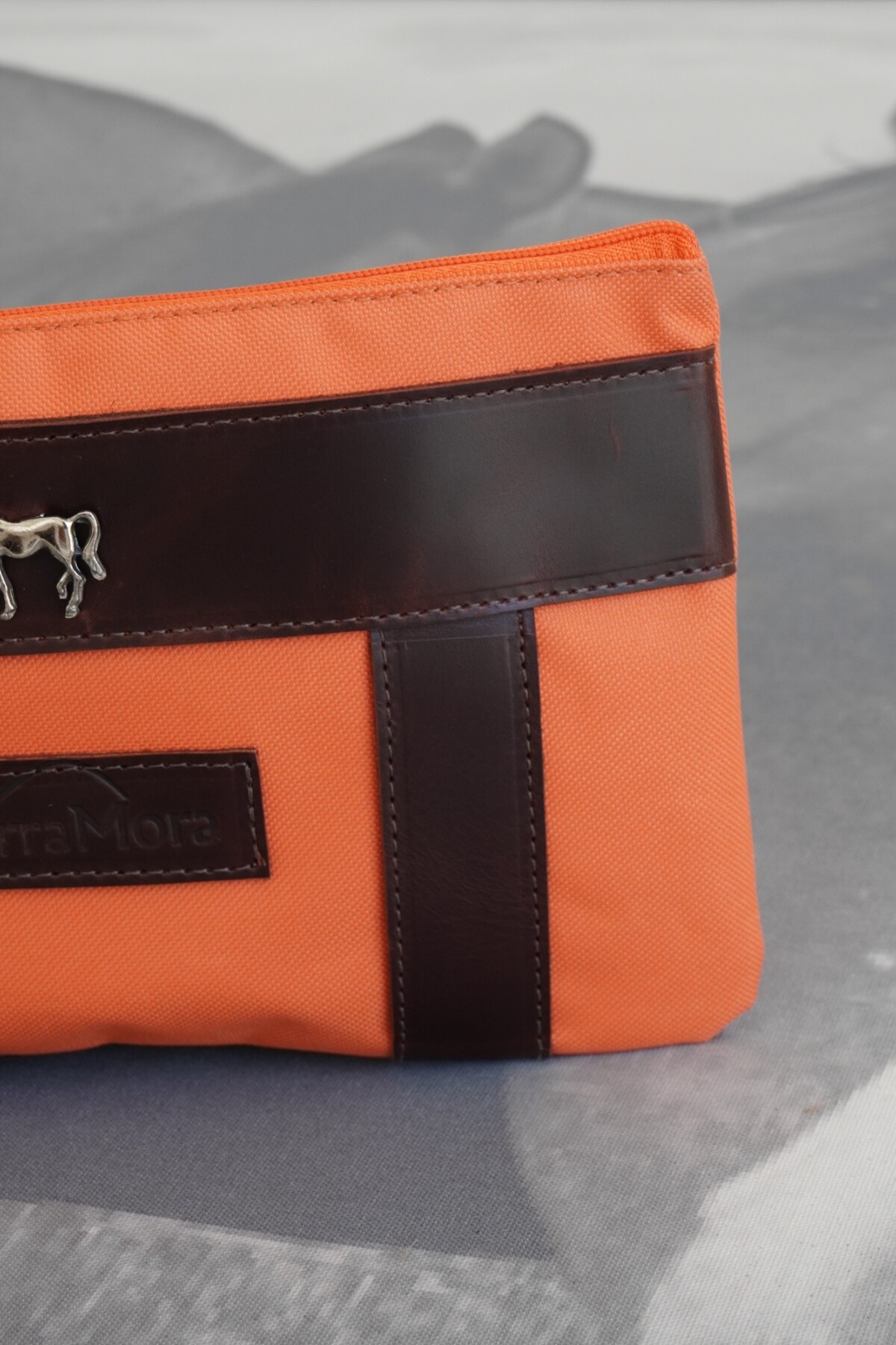 Sobre Cartuchera Mustang Chocolate / Naranja