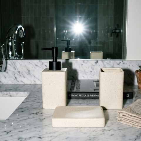Set accesorios para baño cerámica textura beige Set accesorios para baño cerámica textura beige