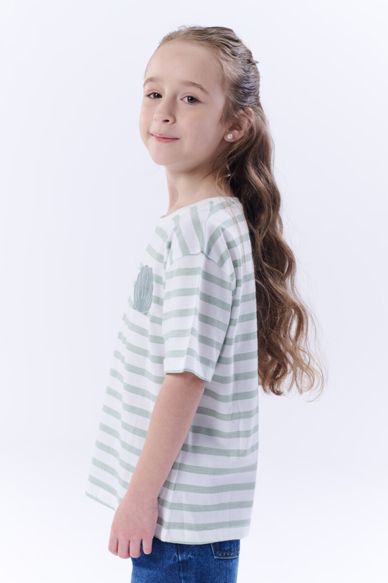 Remera Manga Corta Estampa Rayas Corazón Verde