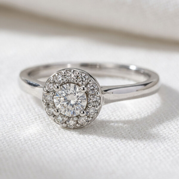 Anillo Evania de Oro Blanco 18k con Brillantes. Anillo Evania de Oro Blanco 18k con Brillantes.