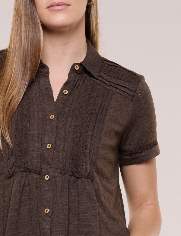 Camisa Con Alforzas Y Puntilla MARRON