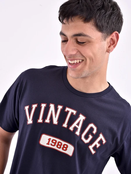 REMERA VARSITY REGULAR ESTAMPADO 2