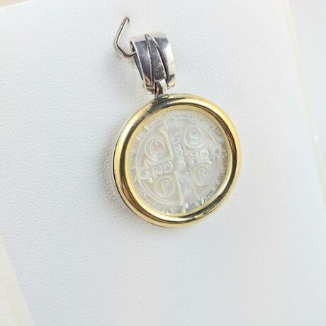 Medalla Religiosa San Benito de plata 925 con double de oro 18 Ktes y nácar. Diámetro total 2.5 cm y espesor 4 mm. Medalla Religiosa San Benito de plata 925 con double de oro 18 Ktes y nácar. Diámetro total 2.5 cm y espesor 4 mm.