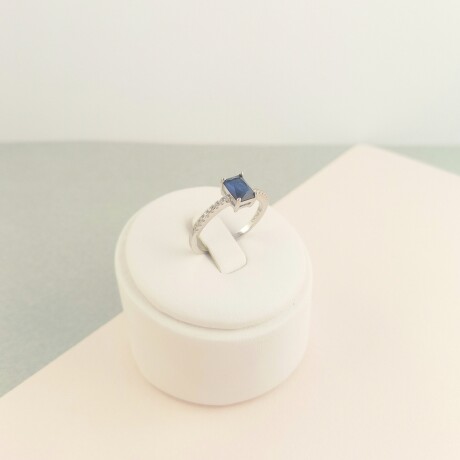 Anillo de plata 925 con baño de oro gris y circonias. Anillo de plata 925 con baño de oro gris y circonias.