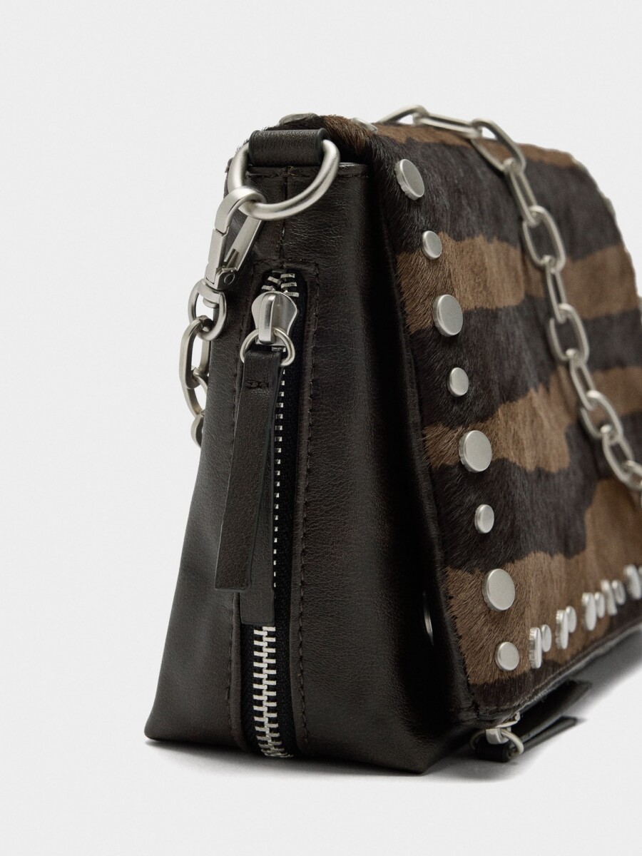 Bolso De Hombro Detalles De Piel Y Tachuelas marron