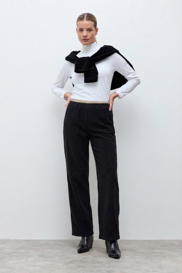 Jogger acanalado con vivo negro