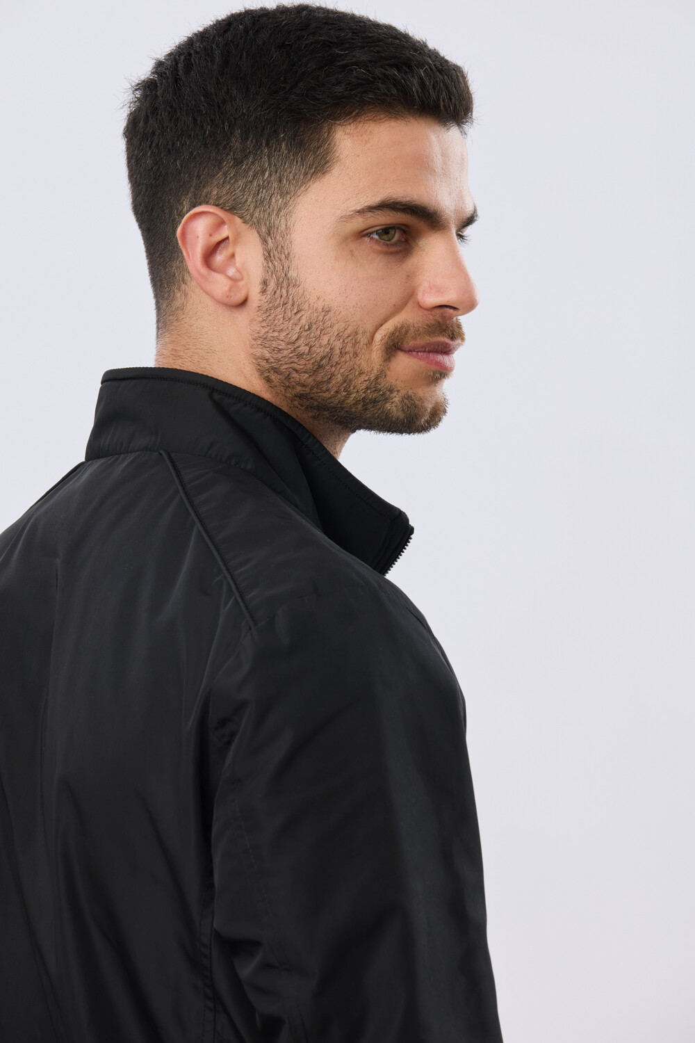 CAMPERA LIVIANA DE NYLON Negro