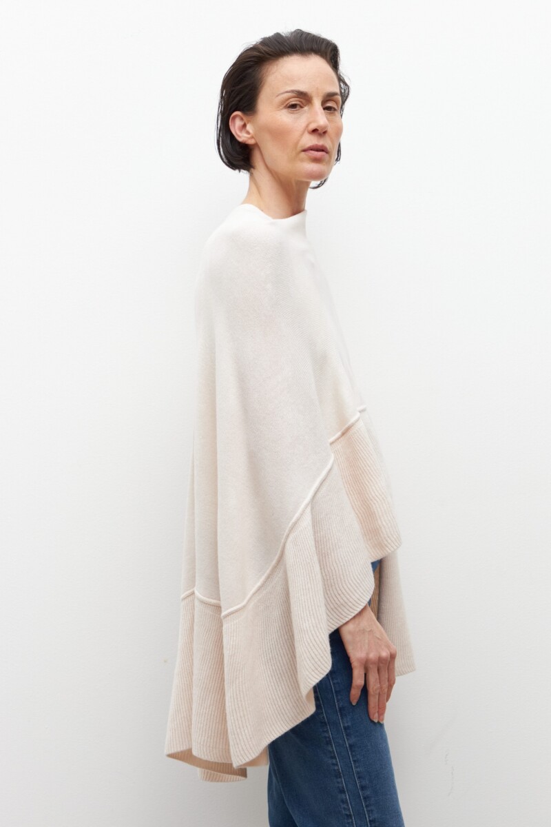 Capa tejida con volados crudo