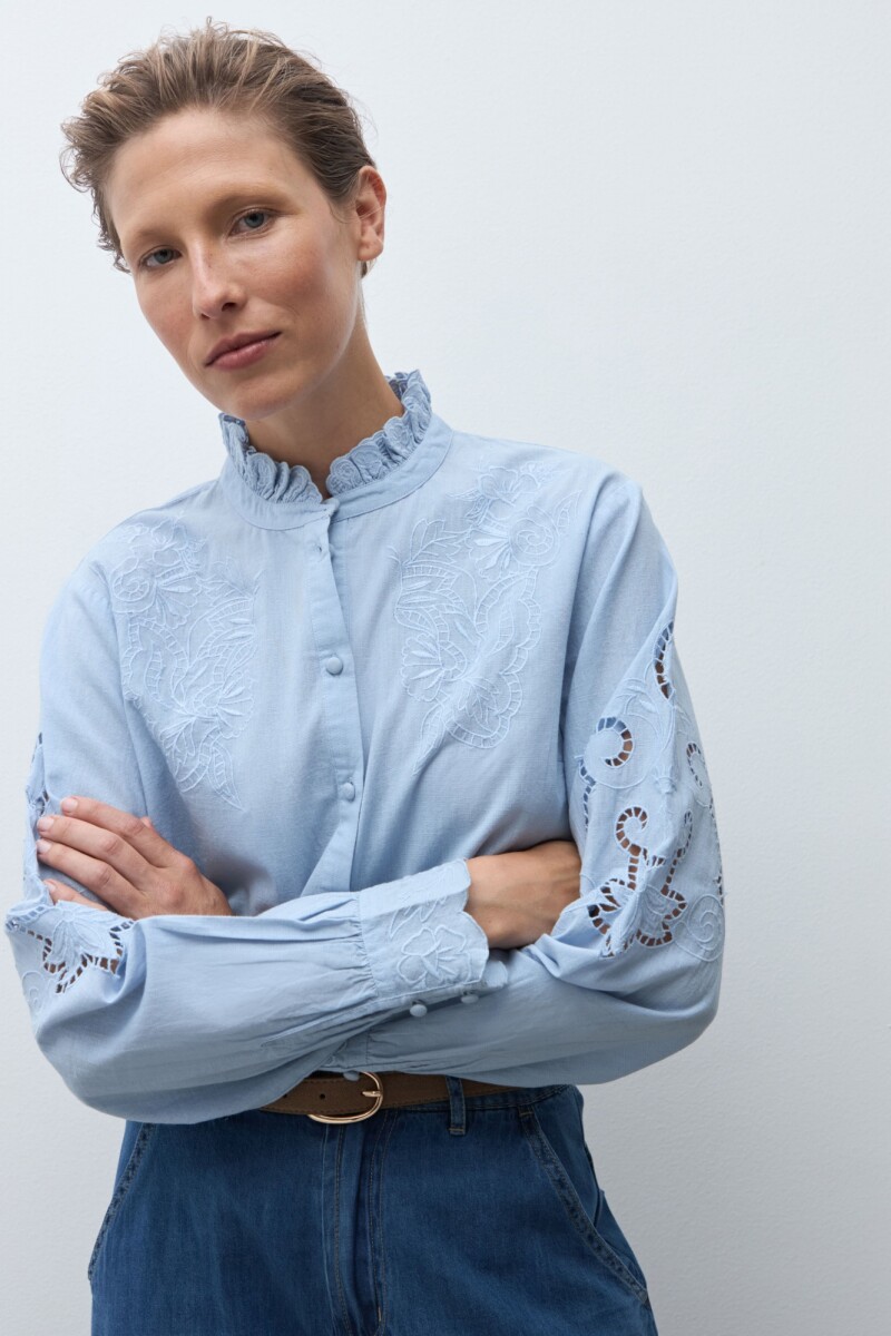 Camisa boho con bordados celeste
