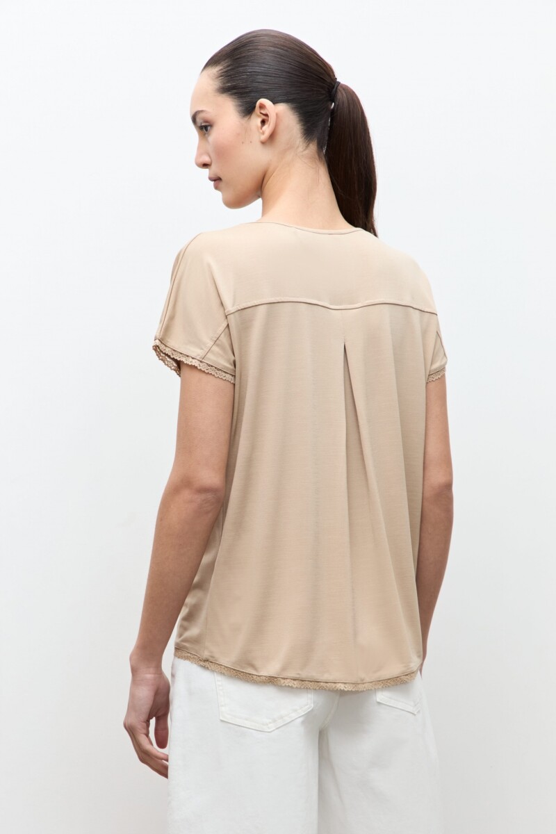 Remera con encaje beige claro
