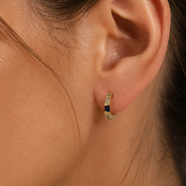Aros Mila en Oro Amarillo 18k con Brillantes y Zafiros Aros Mila en Oro Amarillo 18k con Brillantes y Zafiros