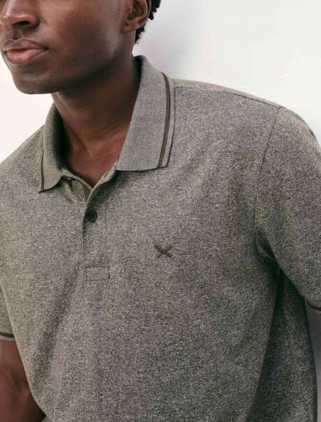 CAMISETA CON CUELLO TEXTURIZDA GRIS