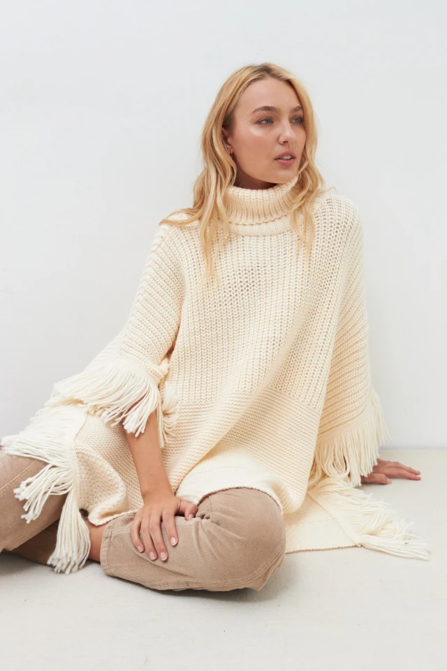 Poncho tejido con flecos crudo