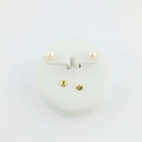 Par de caravanas de oro 18Ktes y perla de cultivo, 5 1/2 mm. Par de caravanas de oro 18Ktes y perla de cultivo, 5 1/2 mm.