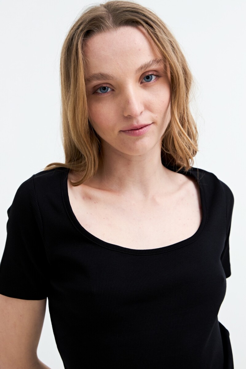 Remera m/c en rib cuello cuadrado NEGRO