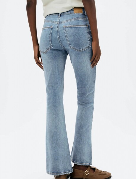 PANTALÓN DE JEAN MODELO PETIT FLARE CELESTE