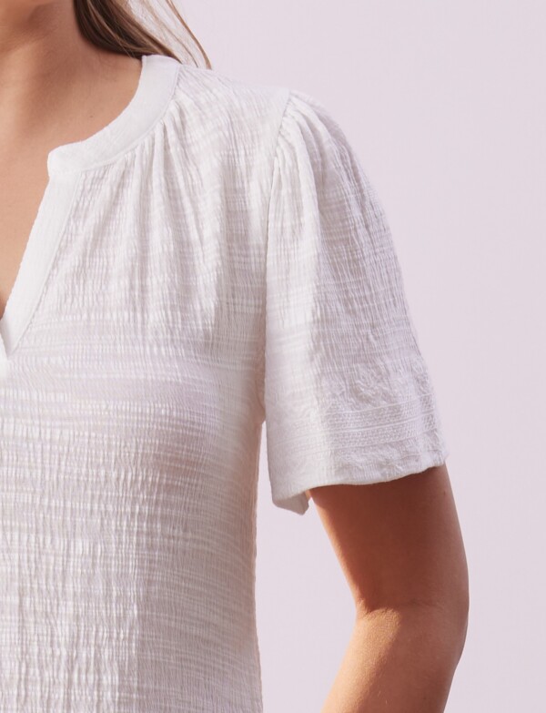 Remera Esc V Manga Bordado CRUDO